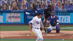 ▲正面強襲球，投手背後一撈竟然接到。（圖／翻攝自MLB官網）