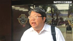 ▲大同公司董事長林郭文艷律師賴中強，資股東提告背信。賴中強不願對挨告部分說明，反藉媒體鏡頭，呼籲經濟部查明中資。（圖／記者楊佩琪攝）