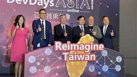 微軟宣布成立物聯網卓越中心台灣微軟19日舉行亞太技術年會記者會，邀請台灣微軟首席營運長何虹（左1）、台灣微軟總經理孫基康（左2）、行政院副院長沈榮津（左3）出席，並宣布與經濟部共同啟動物聯網服務化加速計畫第二期，將成立物聯網卓越中心。中央社記者吳家豪攝　109年8月19日