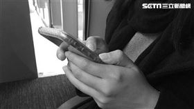 示意圖-閨密,低頭族,滑手機,簡訊,黑白(圖/資料照)