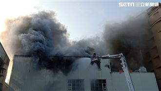 保齡球館起火濃煙竄天！員工驚慌奔逃