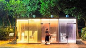 ▲日本代代木深町小公園的透明公廁吸引大家參觀。（圖／翻攝自推特）