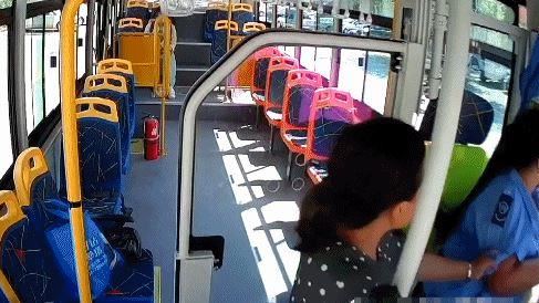 公車過站忘記下　悍婦痛毆司機再跳車