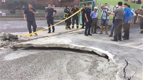 板橋驚傳路基掏空導致建物倒塌。（圖／新北市工務局提供）