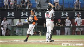 ▲統一獅外野手潘武雄敲出追平比數的高飛犧牲打送回張偉聖。（圖／記者劉彥池攝影）