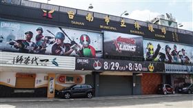 ▲台南球場化身假面騎士基地。（圖／統一獅隊提供）