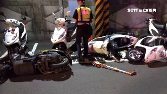 正妹遭「小強爬腿」　騎車衝撞3警車