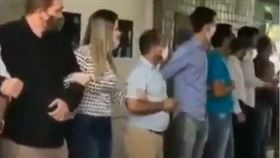 大批民眾包圍醫院，不讓女童墮胎。（圖／翻攝自推特）