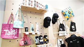 熊讚辦公室開幕慶　全館商品優惠賣台北市政府吉祥物「熊讚」的辦公室19日開幕，北市觀傳局即日起至31日推出系列活動，包含拍照打卡送限量熊讚文件夾等，全館商品更有88折優惠。（台北市觀傳局提供）中央社記者李宛諭傳真　109年8月19日