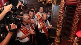 農曆7月到　基隆老大公廟開龕門農曆7月到，基隆市長林右昌（後右2）和地方仕紳19日在老大公廟進行俗稱「開鬼門」的「開龕門」儀式，也宣告2020雞籠中元祭系列活動正式展開。（基隆市政府提供）中央社記者沈如峰基隆傳真　109年8月19日