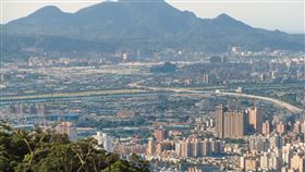 天上山又稱皇帝山　山頂遠眺景致佳（1）新北市土城區長陳國欽表示，地勢高的天上山位於土城、三峽交接處，山頂能環顧周遭山頭，遠眺觀音山、大漢溪、淡水河，給人高高在上之感，又稱「皇帝山」，適合親子休閒出遊。中央社記者黃旭昇新北市攝　109年8月19日