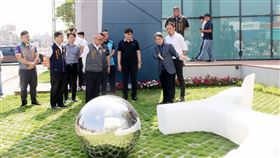 苗縣府結合民間推動城市美學苗栗縣政府今年起透過都市設計審議機制，要求面積達3000平方公尺以上大基地開發案件，設計互動式或可及性高的公共藝術及生活化趣味的街道家具。縣長徐耀昌（前左3）19日視察建案，感謝建商與縣府攜手推動城市美學綠廊。（苗栗縣政府提供）中央社記者管瑞平傳真　109年8月19日