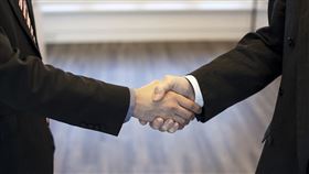 中國大陸,監控,社會計分卡,學歷,崗位，握手，交際，交朋友（圖／翻攝自pixabay）