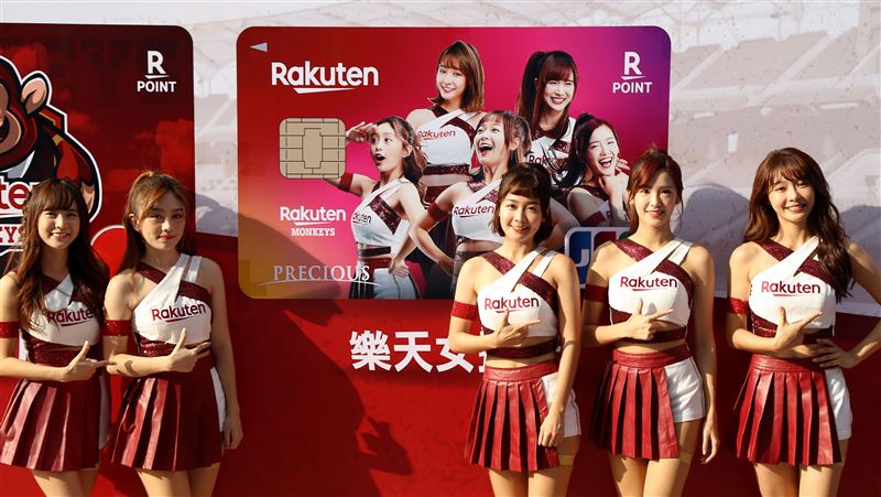 啦啦隊第一團！樂天女孩登上信用卡