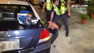 暴躁男出拳狂毆　員警噴辣椒水壓制