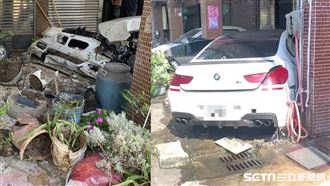 17歲少年借跑車開　撞騎樓車頭掉了