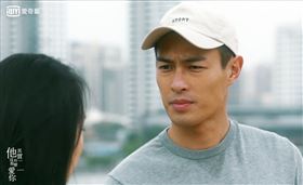 《他其實沒有那麼愛你》女漢子製片人宋茜糾纏狂黏楊祐寧。（圖／愛奇藝台灣站提供）