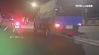 叭！瘋狂貨車緊貼　騎士怒吼：他逼車