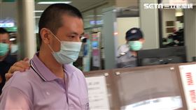 ▲被控37刀殺母剁頭的梁崇銘，二審獲判無罪。梁男在衛生局人、桃園警方協助下，離開高等法院。（圖／記者楊佩琪攝）