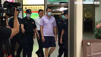 殺母剁頭獲無罪　逆子雙手合十現身