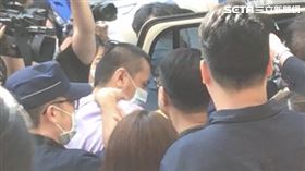 ▲被控37刀殺母剁頭的梁崇銘，二審獲判無罪。梁男在衛生局人、桃園警方協助下，離開高等法院。（圖／記者楊佩琪攝）