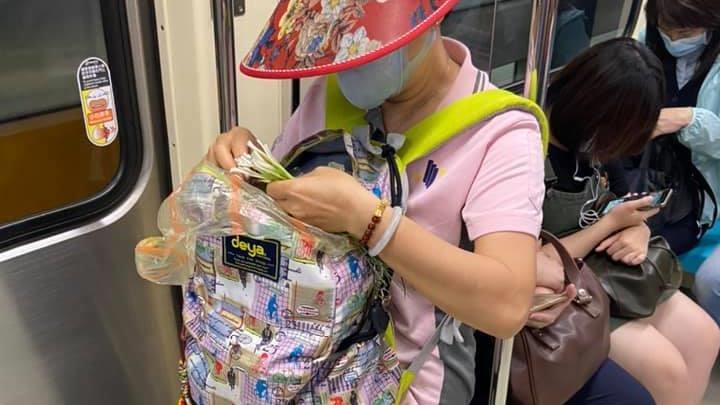 通勤秀主婦神技　網全跪：媽媽太強了