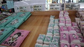 花蓮湧遊客忙採購  牛奶皇后米賣到斷貨近期花蓮湧入大量遊客，富里鄉農會羅山展售中心天天擠滿採購人潮，工作人員不停地將包裝米上架，「牛奶皇后」米已賣到斷貨。中央社記者李先鳳攝　109年8月20日