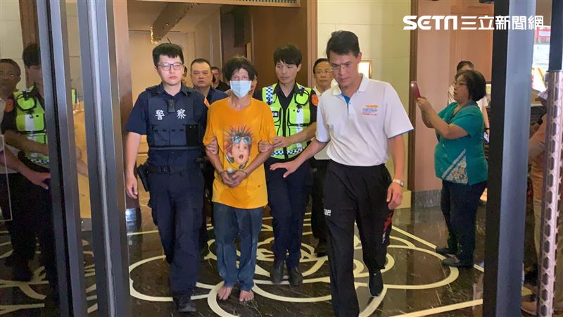 怪男隨機猛砍司機　遇警爬14樓逃逸