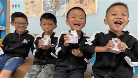 新學期嘉義縣國小學童  每週飲用一次鮮奶或豆漿嘉義縣政府20日宣布，從109學年度起，縣內每一名國小學童，每週都可以免費喝到一次鮮奶或豆漿。（嘉義縣政府提供）中央社記者蔡智明傳真  109年8月20日
