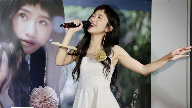 老闆尾牙喝醉鬧場　女星驚曝裙被撩起