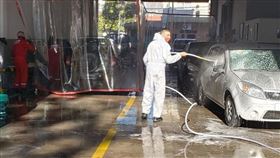 阿根廷布宜諾斯艾利斯省巴列斯特爾鎮的一處義消分隊，將消防車養護場化身洗車場，為附近住戶提供洗車、消毒服務，所有收入支應疫情期間的電費、汽油費等開銷。（圖取自facebook.com/abvvb）