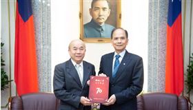 台灣機械工業同業公會理事長柯拔希（左）20日拜會立法院長游錫堃（右），提出產業振興建言，盼研擬國防生產條例，彈性整合國家與機械廠商資源和人力。（立法院提供）中央社記者范正祥傳真　109年8月20日