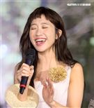 黃路梓茵音樂分享會聽到為阿公阿嬤寫的歌不盡落淚。（記者邱榮吉/攝影）