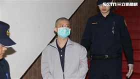 華山分屍案二審  陳伯謙出庭華山草原分屍案凶嫌陳伯謙一審遭判死刑，案經上訴，二審高院29日開庭，圖為陳伯謙（中）在法警戒護下離去。中央社記者蕭博文攝  108年10月29日