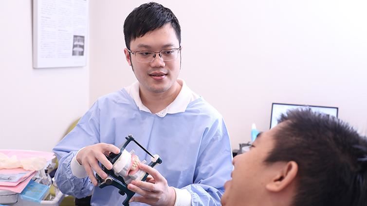 老人缺牙無法正常進食？牙醫師來解決