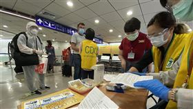 菲律賓入境台灣全面採檢　菲律賓武漢肺炎（2019冠狀病毒疾病，COVID-19）疫情嚴峻，菲律賓境外移入病例增加，26日起從菲國入台旅客採全面在機場採驗，有症狀者須到集中檢疫所等待檢驗結果。中央社記者邱俊欽桃園機場攝　109年7月26日