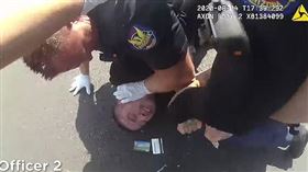 拉蒙遭警方壓在柏油路長達6分鐘。（圖／翻攝自鳳凰城警局）