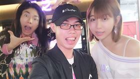 網紅,巨乳,鄧佳華,星諠,反骨,性騷擾,摸胸。翻攝自鄧佳華臉書