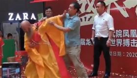 太極大師復出！慢動作與「袈裟大師」切磋　尷尬遭搧2巴掌
圖／翻攝自微博