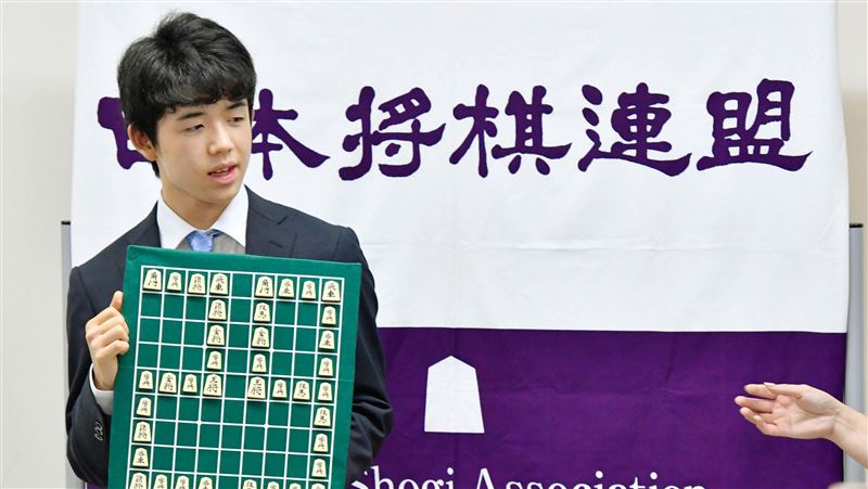 藤井奪將棋王位　成擁兩冠最年輕者
