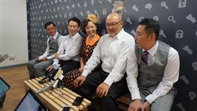 果陀劇場舞台劇重新開演　劉亮佐邀觀眾進場果陀劇場舞台劇「步步驚笑」將重新開演，20日記者會上，演員劉亮佐（右2）表示，疫情期間他很想演戲，也相信很多愛看戲的觀眾一定悶壞了，「這一波能開始看戲，希望大家把握機會」。中央社記者陳秉弘攝　109年8月20日