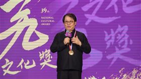朱宗慶獲頒行政院文化獎　獎金捐北藝大第39屆行政院文化獎頒獎典禮20日在台北松山文創園區舉行，得獎者、擊樂名家朱宗慶致詞表示，要把獎金新台幣100萬元捐給北藝大音樂系成立「擊樂講座」，提供給喜歡打擊樂的學生、作曲家一個與國際連結的平台。中央社記者張新偉攝　109年8月20日