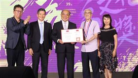 蘇貞昌頒發行政院文化獎給陳錫煌（3）第39屆行政院文化獎頒獎典禮20日在台北松山文創園區5號倉庫舉行，行政院長蘇貞昌（中）、文化部長李永得（左2）出席，並與得獎者陳錫煌（右2）、頒獎引言人楊力州（左）等人合影。中央社記者張新偉攝　109年8月20日