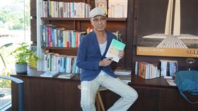 阮慶岳新作山徑躊躇　描寫尋找生命意義作家阮慶岳新作「山徑躊躇」，描述一名女子帶著自閉症兒子進入山林，尋找生命意義的故事。除了紙本小說外，阮慶岳也透過小說、影像、裝置藝術創作「山徑躊躇—我的小說拯救計畫」參加北美館展覽。中央社記者陳秉弘攝　109年8月20日