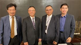鈊象董事長李柯柱樂觀看下半年營運鈊象董事長李柯柱（左2）樂觀看待下半年展望，其中主要成長動能來自6大遊戲APP及美國博弈遊戲授權。中央社記者韓婷婷攝　109年8月20日