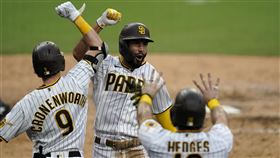 ▲荷斯莫（Eric Hosmer）敲出教士連4場比賽第4支滿貫砲，寫下大聯盟紀錄（圖／美聯社／達志影像）