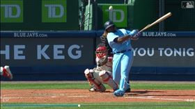 ▲小葛雷諾（Vladimir Guerrero Jr.）斷棒擊球2次敲安。（圖／翻攝自MLB官網）