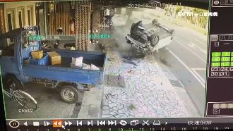 他疲勞駕駛上路　直衝民宅翻圈摔地