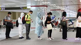 台北飛往上海  民眾防疫裝束各不同乘客擔心在搭機過程中染疫，有人搭機前身著包覆性高的防護衣、有人穿隔離衣或雨衣，更多人只是戴上帽子和護目鏡，度過僅約90分鐘的台北上海航程。圖為20日在台北松山機場，排隊搭乘飛往上海的乘客。中央社記者張淑伶攝  109年8月21日