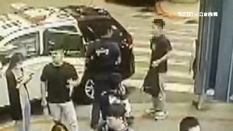 金融襲胸狼遭活逮　土下座道歉遭拒